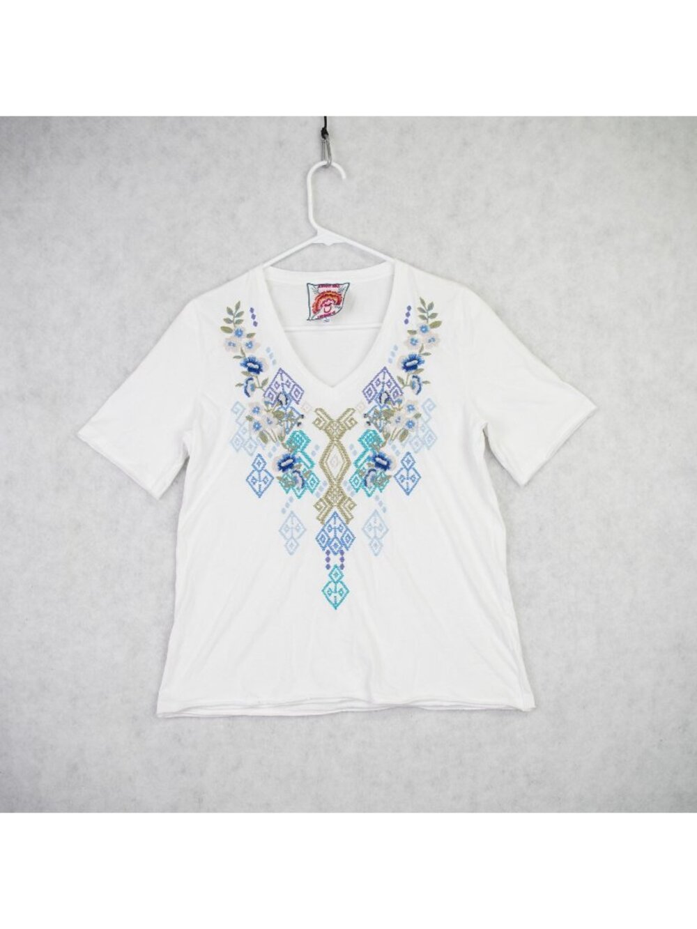 Johnny Was Women's Aivy Raw Hem V-Neck T Shirt Size Small White Embroidered EUC